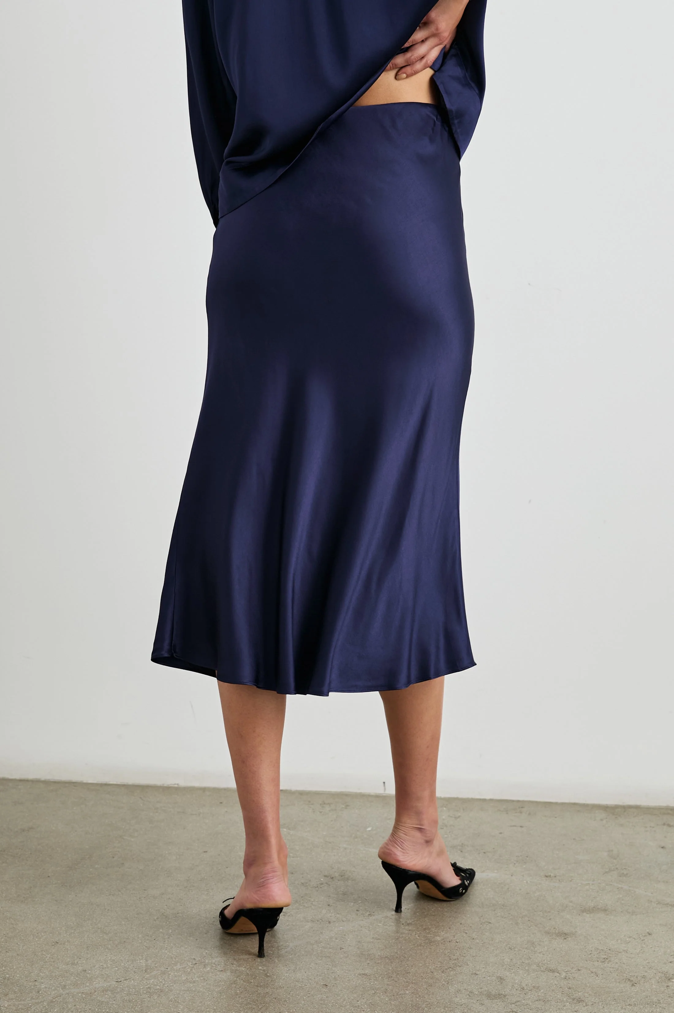 ANYA SKIRT - NAVY - Image 4
