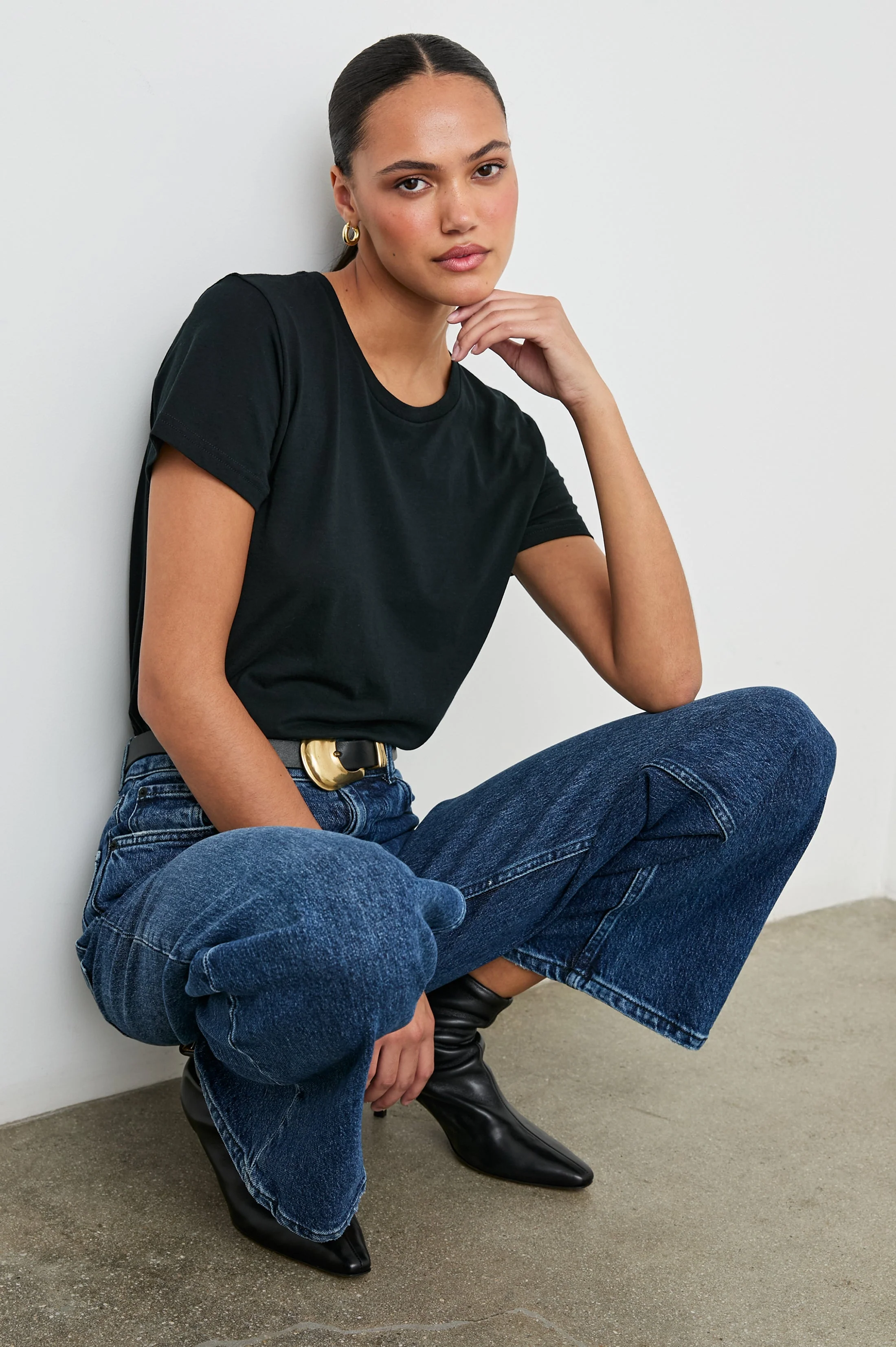 CLASSIC CREW NECK T-SHIRT - BLACK - Image 3