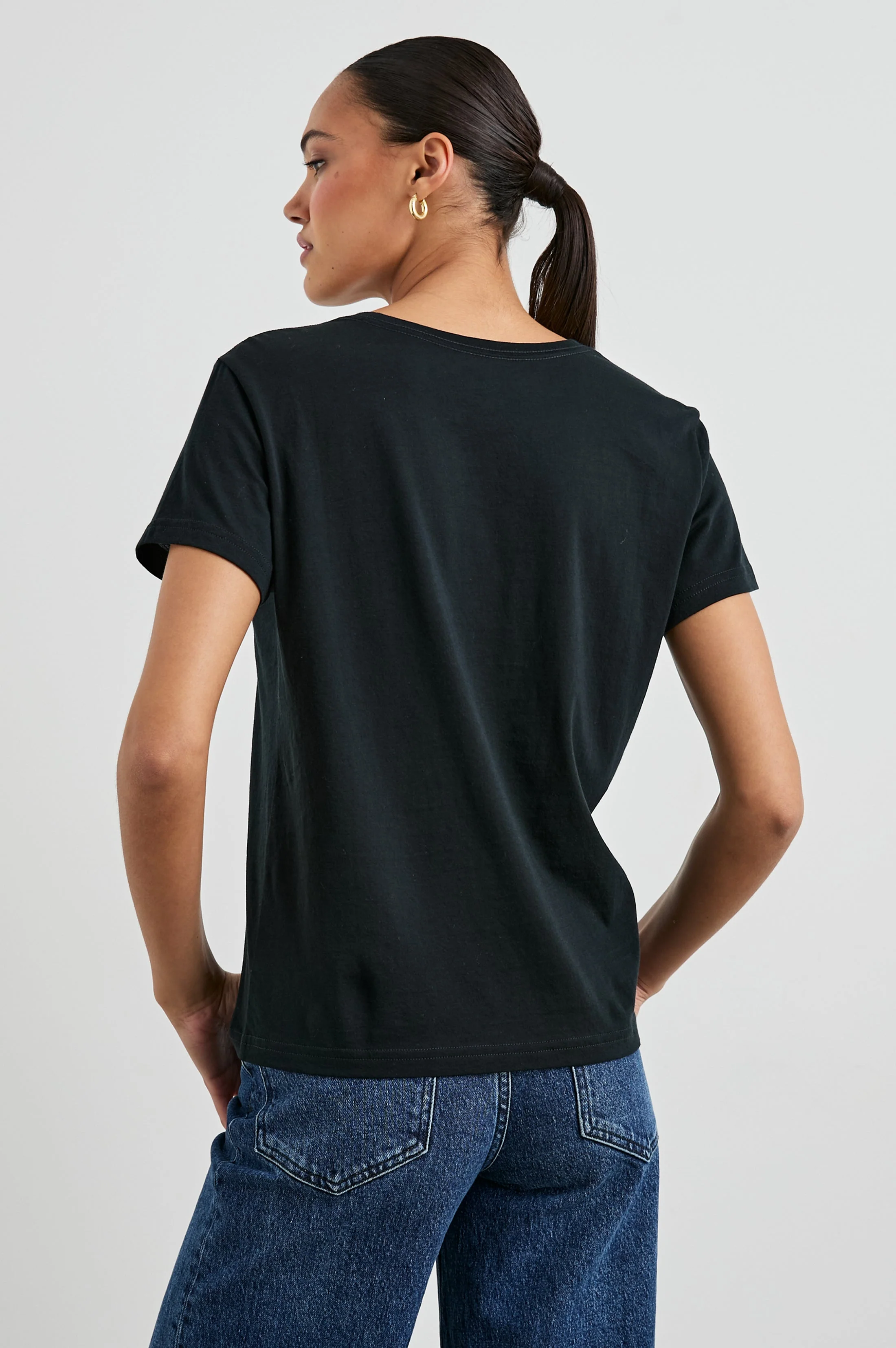CLASSIC CREW NECK T-SHIRT - BLACK - Image 6