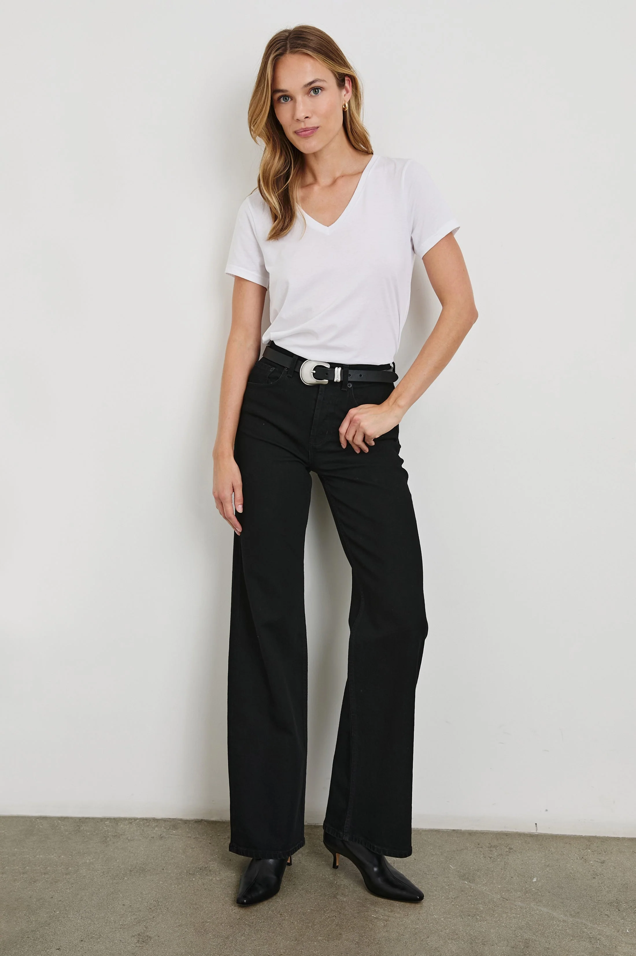 CLASSIC V NECK T-SHIRT - WHITE - Image 4