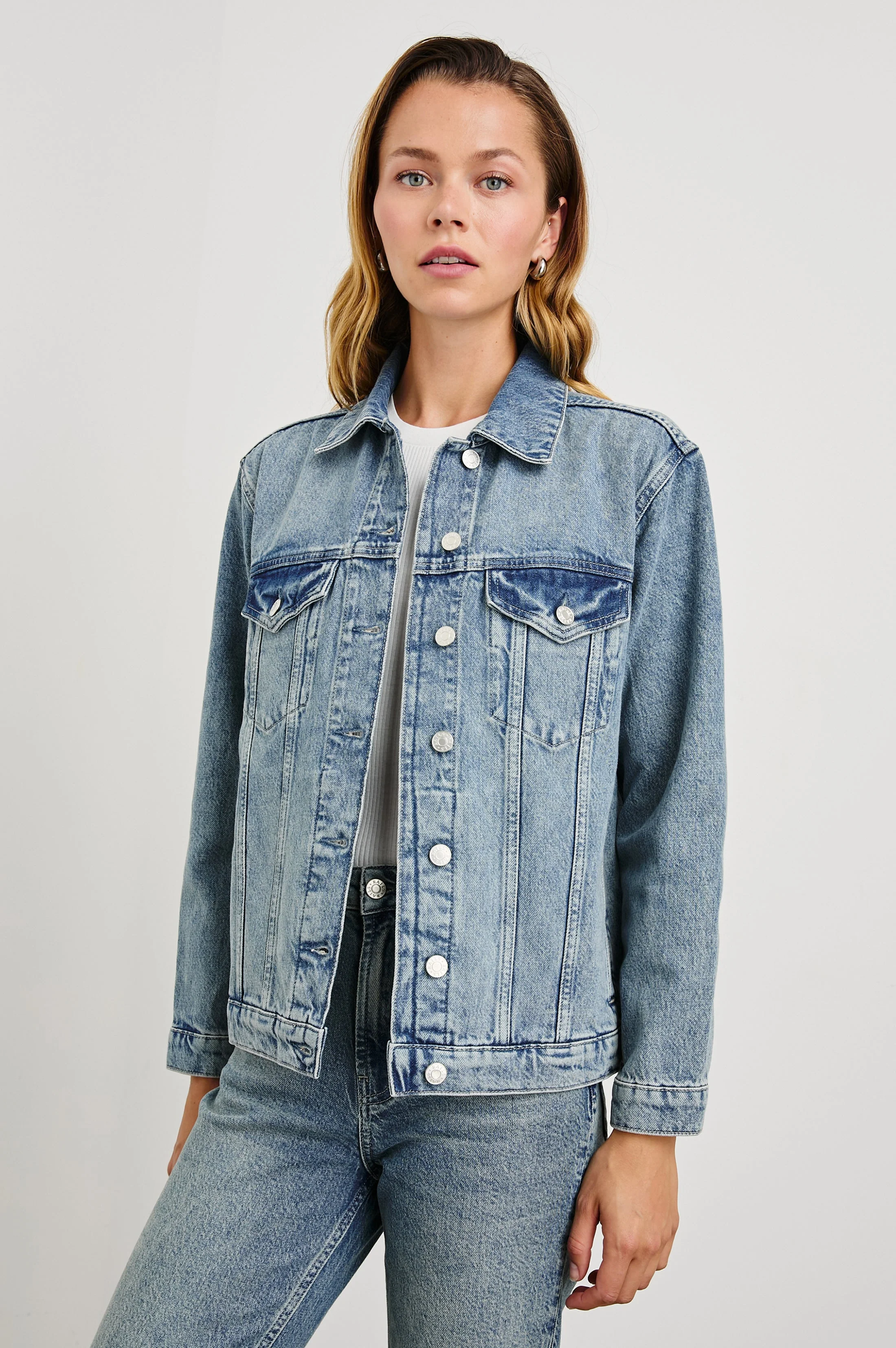 GROVE BOYFRIEND TRUCKER JACKET - EMBOSSED INDIGO - Image 3