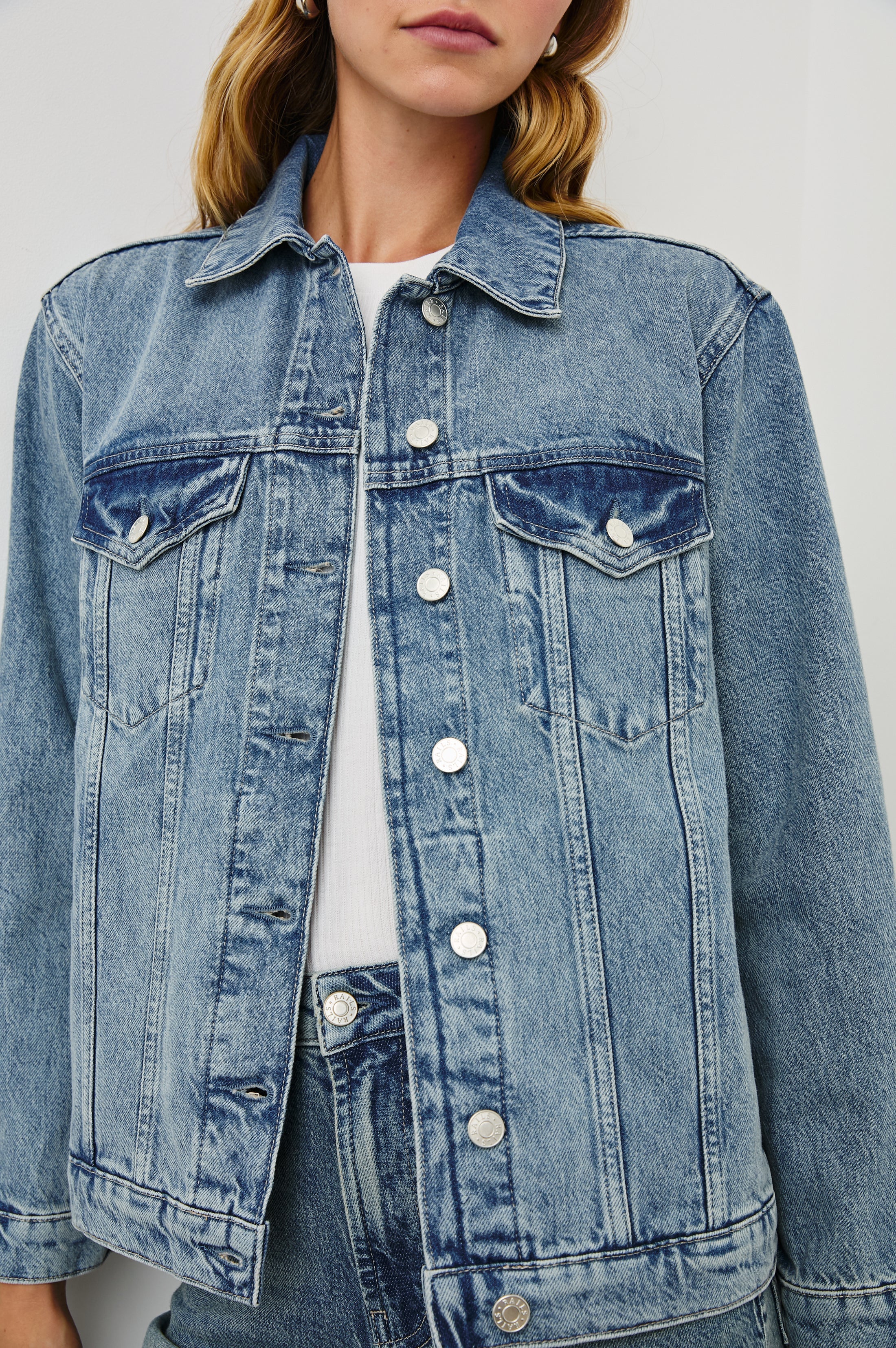 GROVE BOYFRIEND TRUCKER JACKET - EMBOSSED INDIGO - Image 4