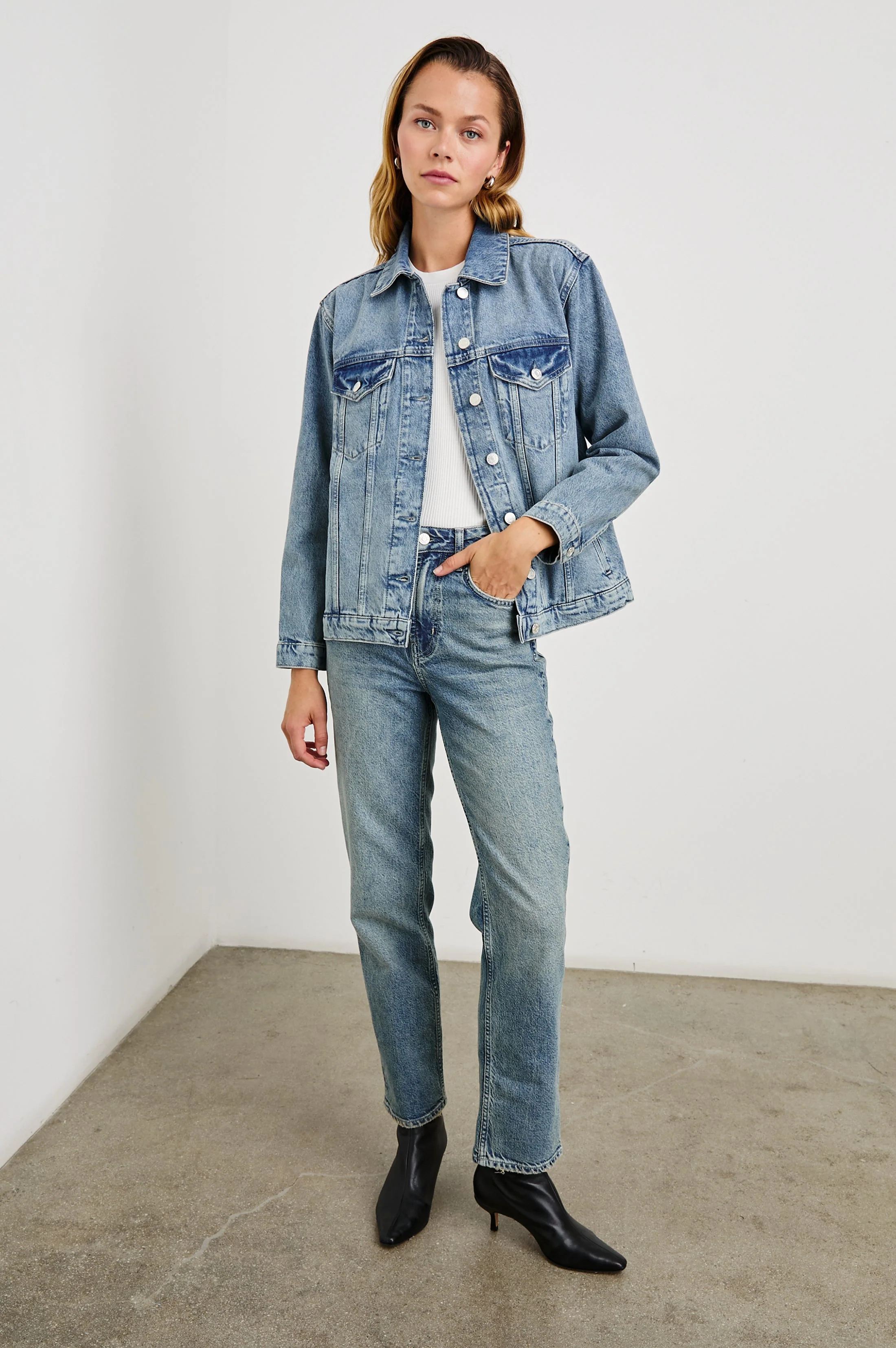 GROVE BOYFRIEND TRUCKER JACKET - EMBOSSED INDIGO - Image 5